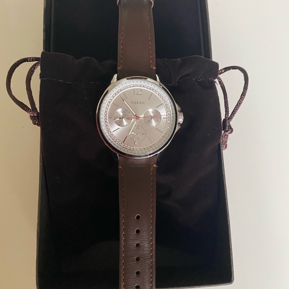Brand new never before worn genuine leather fossil watch. - Picture 9 of 10